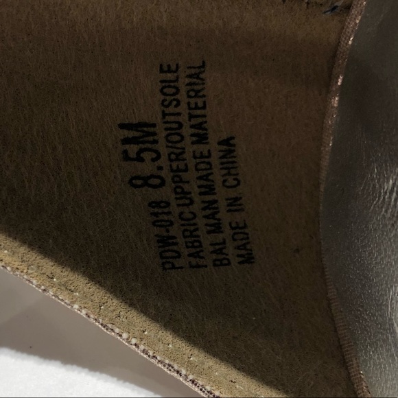 CL Laundry Gold Shimmering Wedge Pump Size 8.5 - Picture 6 of 8